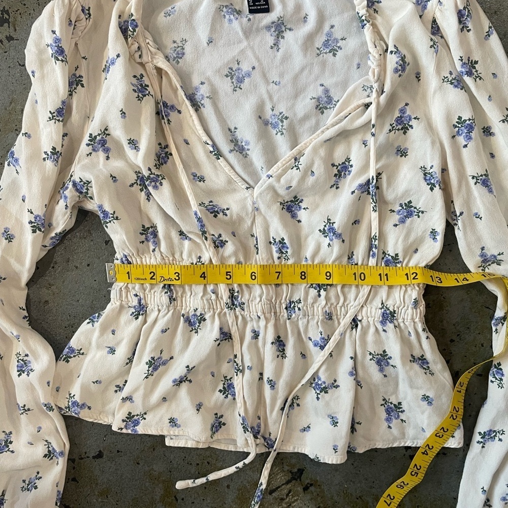 Forever 21 Blue Floral Cream Blouse with V-neck and Cinched Waist Size Medium - Picture 4 of 6